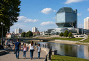 Фотореалистичный городской пейзаж с современной набережной